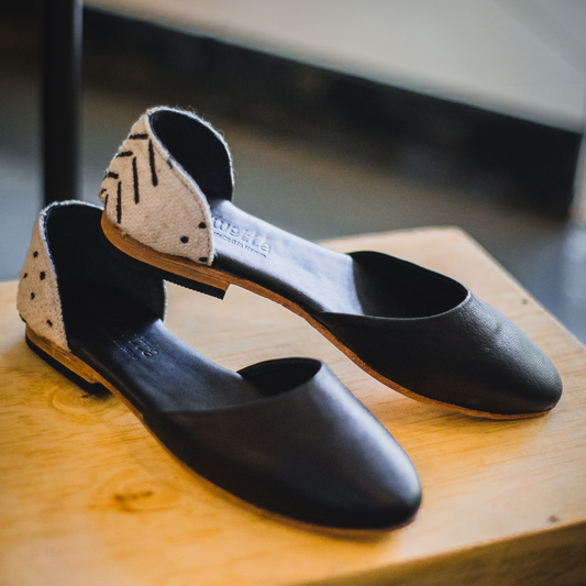 Kendi shoes in Black smooth leather and white mud cloth