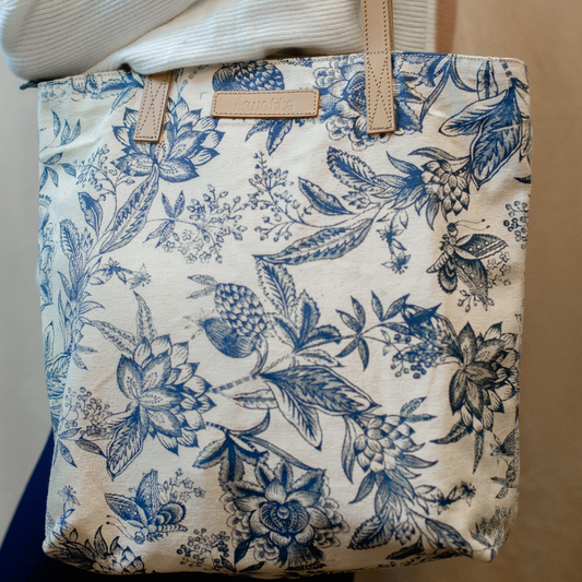 Market tote in natural print canvas and leather handles