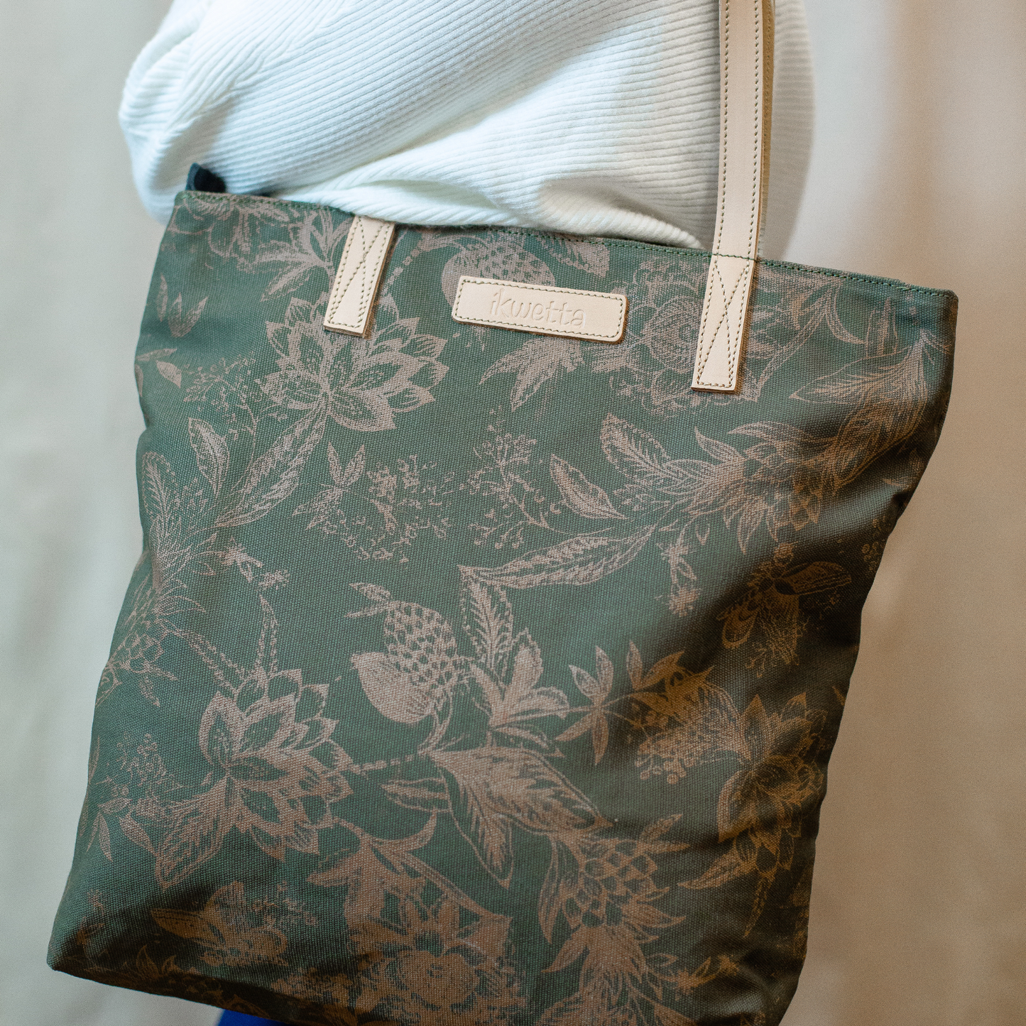 Market tote in green print canvas and leather handles